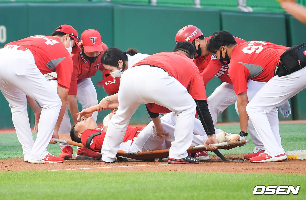9회초 기아 유민상의 안타때 1루 주자 류지혁이 주루 과정에서 부상 당해 들것에 실려나가고 있다. . /   soul1014@osen.co.kr
