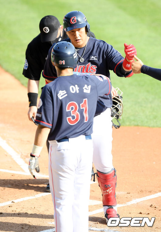 14일 오후 서울 잠실야구장에서 ‘2020 신한은행 SOL KBO리그’ LG 트윈스와 롯데 자이언츠의 경기가 열렸다.1회초 2사 1루 롯데 이대호가 선취 좌월 투런 홈런을 때려낸 뒤 홈을 밟고 있다. /cej@osen.co.kr