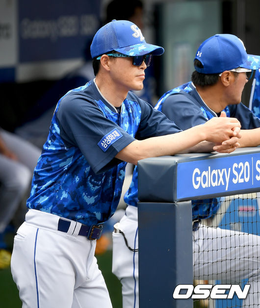 13일 대구 삼성라이온즈파크에서 ‘2020 신한은행 SOL KBO리그’ 삼성 라이온즈와 KT위즈의 더블헤더 1차전이 열렸다.1회초 삼성 허삼영 감독이 그라운드를 바라보고 있다./ksl0919@osen.co.kr