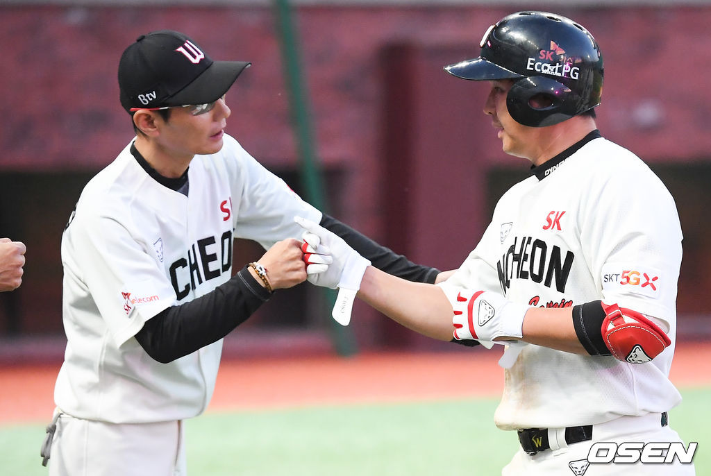 9회말 끝내기 홈런을 날린 최정이 염경엽 감독의 축하를 받고 있다. /   soul1014@osen.co.kr