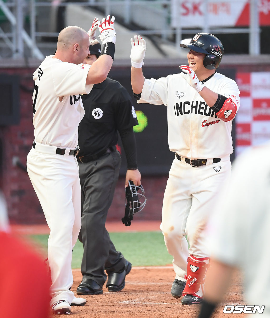 9회말 끝내기 홈런을 날린 최정이 로맥과 하이파이브를 하고 있다./    soul1014@osen.co.kr