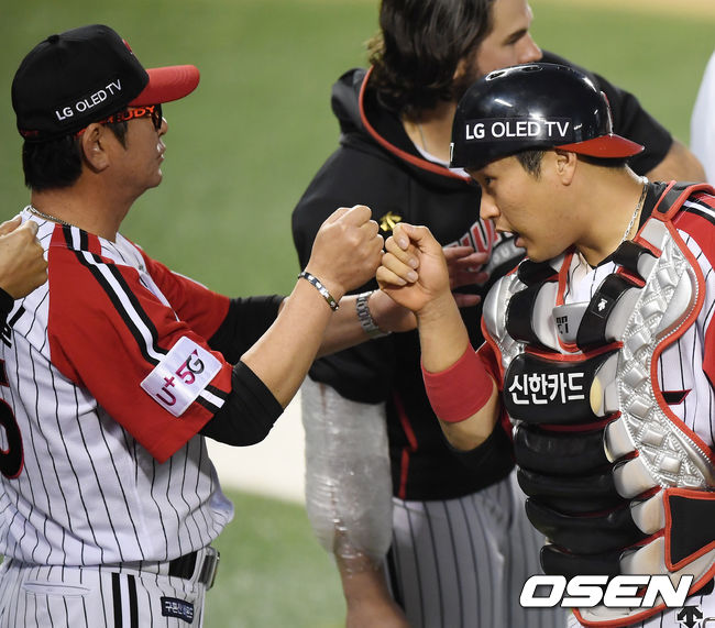 경기 종료 후 LG 유강남이 류중일 감독과 주먹을 치고 있다. /cej@osen.co.kr