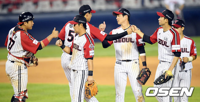 경기 종료 후 LG 선수들이 기뻐하고 있다. /cej@osen.co.kr