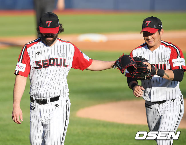 3회초 1사 1,2루 LG 켈리가 롯데 이대호의 병살타로 이닝을 마친 후 유격수 오지환과 기뻐하고 있다.  /cej@osen.co.kr