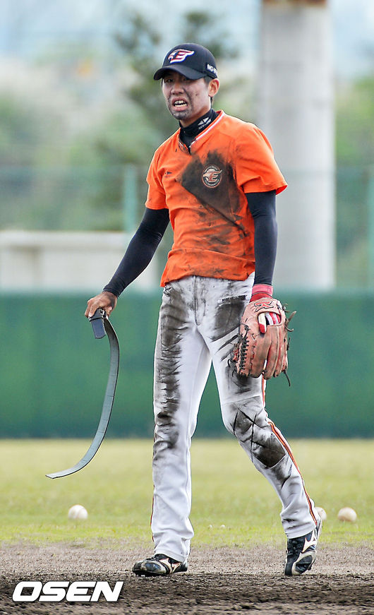 2014년 11월 김성근 감독이 이끌던 한화의 일본 오키나와 마무리캠프 때 펑고을 받던 노태형이 끊어진 벨트를 풀고 있다. /rumi@osen.co.kr