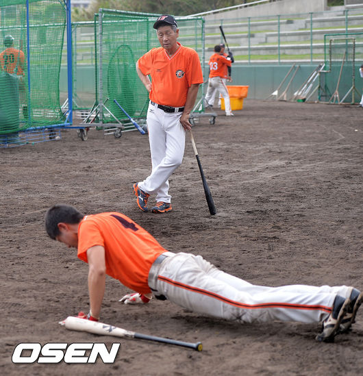 2014년 일본 오키나와 마무리캠프에서 한화 김성근 감독이 타격 훈련 중 노태형에게 푸쉬업을 시키고 있다. /rumi@osen.co.kr