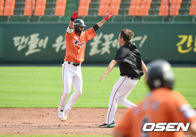 끝내기 안타를 때려낸 노태형이 펄쩍 뛰며 기뻐하고 있다. /youngrae@osen.co.kr