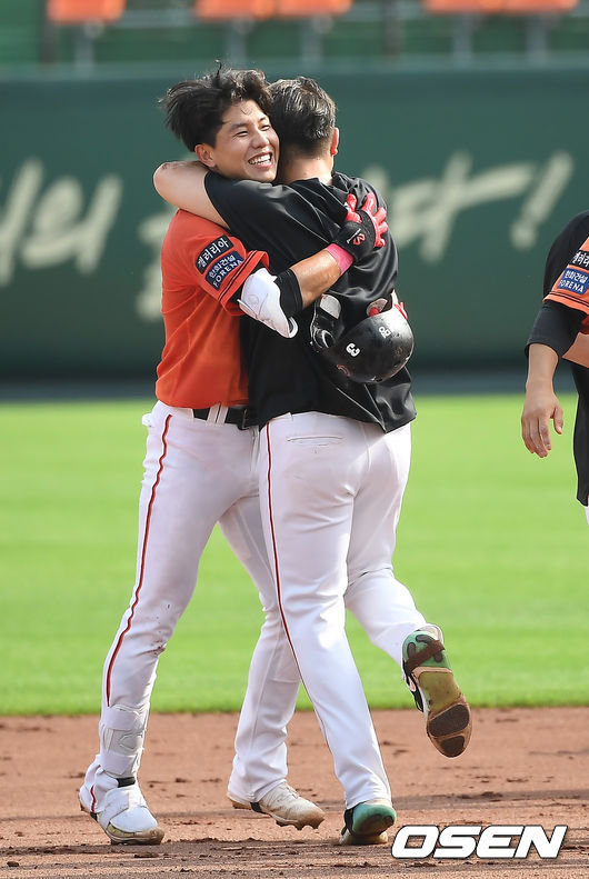 끝내기 안타를 때려낸 노태형이 김진영과 얼싸안으며 기뻐하고 있다. /youngrae@osen.co.kr