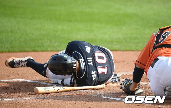 2회초 1사 두산 박세혁이 사구를 맞은 뒤 통증을 호소하고 있다. /youngrae@osen.co.kr 