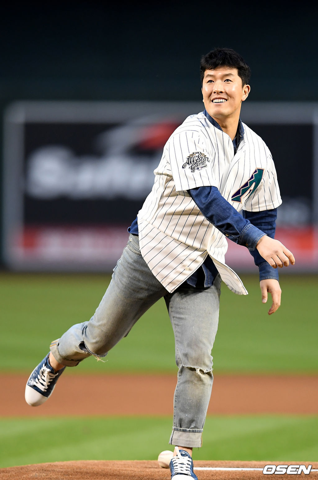 경기에 앞서 김병현이 시구를 하고 있다. / youngrae@osen.co.kr