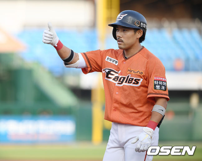 5회말 2사 1,2루 한화 이용규가 적시타를 때린 뒤 세레머니를 하고 있다. /youngrae@osen.co.kr 