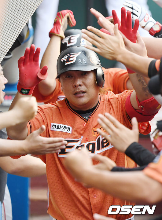 1회말 1사 1루 한화 김태균이 동점 투런홈런을 때려낸 뒤 동료들과 기뻐하고 있다. /youngrae@osen.co.kr 