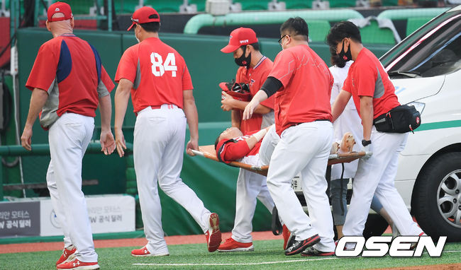 	14일 오후 인천SK행복드림구장에서 '2020 신한은행 SOL KBO리그' SK와이번스와 KIA 타이거즈의 경기가 진행됐다. 9회초 기아 유민상의 안타때 1루 주자 류지혁이 주루 과정에서 부상 당해 들것에 실려나가고 있다. . / soul1014@osen.co.kr