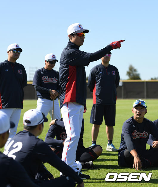 훈련에 앞서 롯데 허문회 감독이 선수들과 미팅을 갖고 있다. /sunday@osen.co.kr
