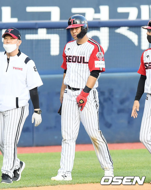 6회말 1사 1루 LG 김민성이 김호은의 좌전 2루타 때 3루까지 진루한 뒤 고통을 호소하며 교체되고 있다. /cej@osen.co.kr