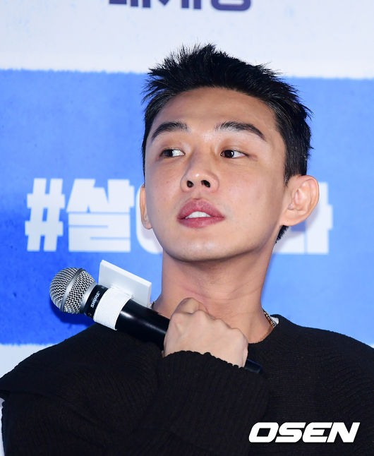 배우 유아인, 박신혜 조합으로 기대를 모으고 있는 영화 '#살아있다'(감독 조일형) 언론시사회가 15일 오후 서울 자양동 롯데시네마 건대입구에서 열렸다.  '#살아있다'는 원인불명 증세의 사람들이 공격을 시작하며 통제 불능에 빠진 가운데, 데이터, 와이파이, 문자, 전화 모든 것이 끊긴 채 홀로 아파트에 고립된 이들의 이야기를 그린 생존 스릴러다.  배우 유아인이 참석해 간담회를 하고 있다. /jpnews@osen.co.kr
