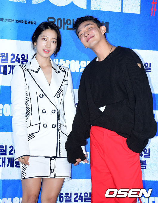 배우 유아인, 박신혜 조합으로 기대를 모으고 있는 영화 '#살아있다'(감독 조일형) 언론시사회가 15일 오후 서울 자양동 롯데시네마 건대입구에서 열렸다.  '#살아있다'는 원인불명 증세의 사람들이 공격을 시작하며 통제 불능에 빠진 가운데, 데이터, 와이파이, 문자, 전화 모든 것이 끊긴 채 홀로 아파트에 고립된 이들의 이야기를 그린 생존 스릴러다.  배우 박신혜, 유아인이 포토타임을 하고 있다. /jpnews@osen.co.kr