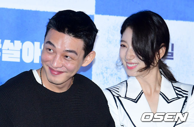 배우 유아인, 박신혜 조합으로 기대를 모으고 있는 영화 '#살아있다'(감독 조일형) 언론시사회가 15일 오후 서울 자양동 롯데시네마 건대입구에서 열렸다. '#살아있다'는 원인불명 증세의 사람들이 공격을 시작하며 통제 불능에 빠진 가운데, 데이터, 와이파이, 문자, 전화 모든 것이 끊긴 채 홀로 아파트에 고립된 이들의 이야기를 그린 생존 스릴러다. 배우 유아인, 박신혜가 간담회를 하고 있다. /jpnews@osen.co.kr