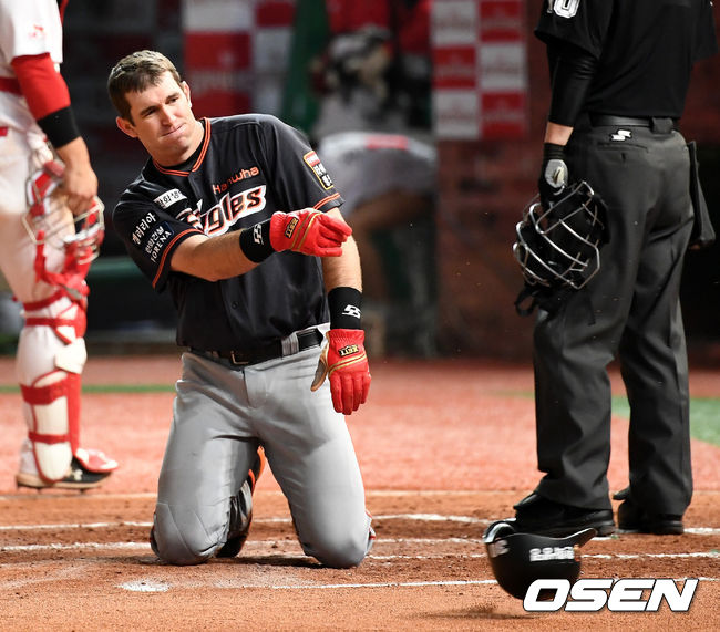 7회초 2사 1루 상황 한화 이성열의 우중간 2루타 때 홈까지 내달린 호잉이 SK 포수 이홍구의 태그에 걸려 아웃된 뒤 헬멧을 던지며 아쉬워하고 있다. / dreamer@osen.co.kr