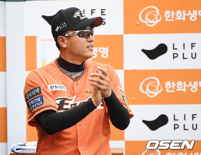 한화 최원호 감독대행이 4회초 만루위기를 넘긴 김범수, 최재훈 배터리에게 박수를 보내고 있다. /youngrae@osen.co.kr 