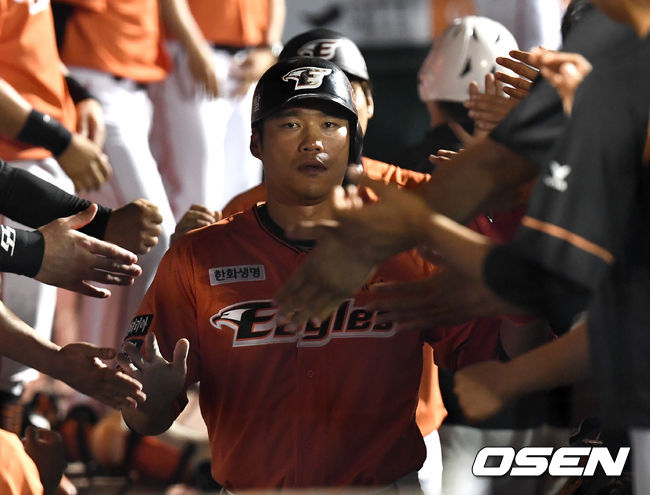 NC가 홈런 4방으로 3연승을 달렸다. 병살타 3개로 자멸한 한화는 12연패를 당했다. NC는 5일 대전 한화생명이글스파크에서 열린 2020 신한은행 SOL KBO리그 한화와의 원정경기를 13-2 대승으로 장식했다. 나성범의 멀티포, 애런 알테어, 강진성의 대포까지 홈런 4방 포함 장단 17안타, 선발타자 전원안타로 폭발했다. 최근 3연승을 거둔 NC는 시즌 21승6패, 승률 7할7푼8리로 1위를 질주했다. 반면 12연패 늪에 빠진 한화는 7승21패, 승률 2할5푼까지 추락했다. 9회말 무사 1루 상황 한화 최진행이 추격의 좌월 투런포를 날리고 더그아웃 동료들과 인사를 나누고 있다. / dreamer@osen.co.kr