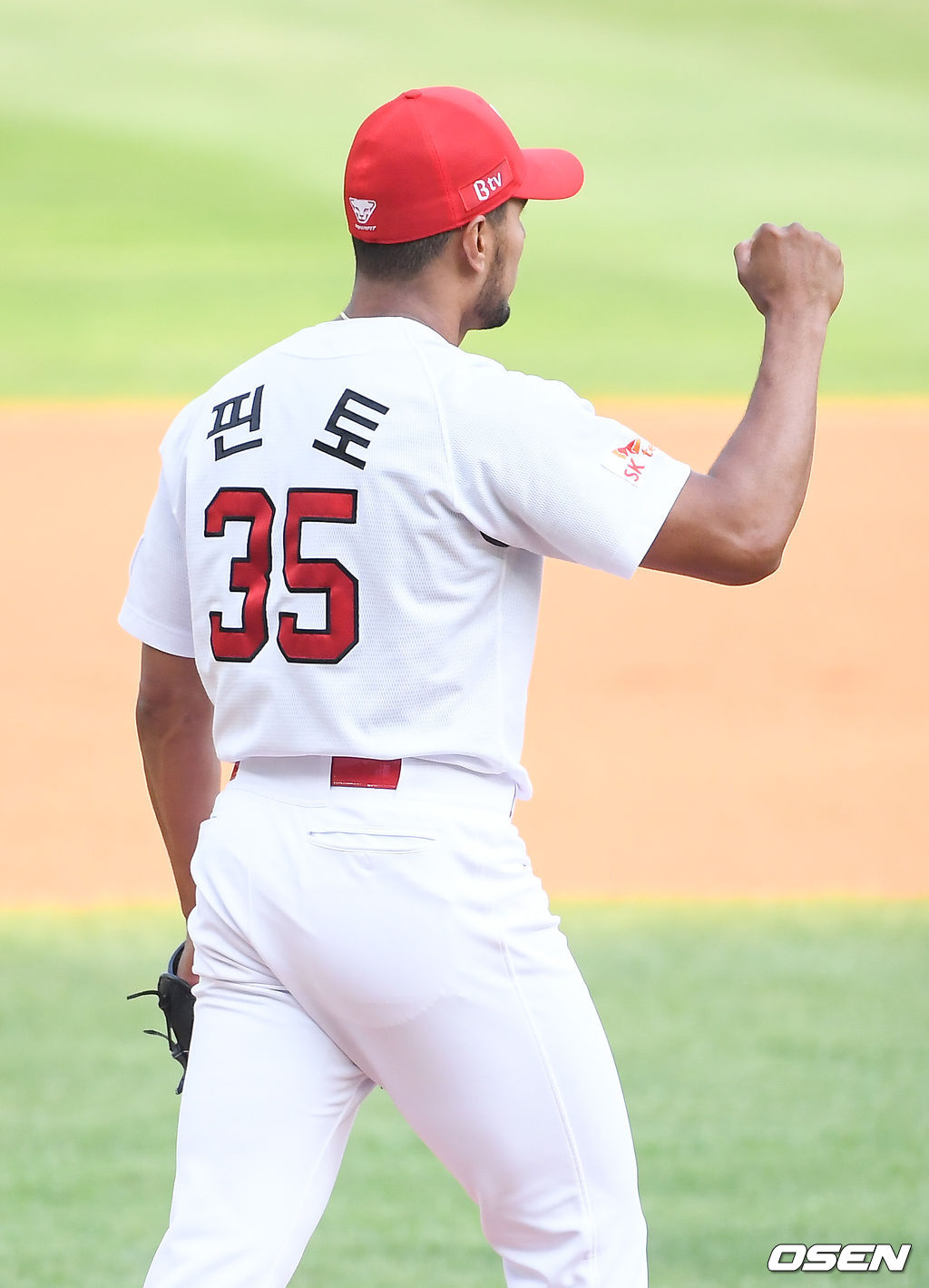 SK 선발투수 핀토가 주먹을 쥐며 환호하고 있다. /   soul1014@osen.co.kr