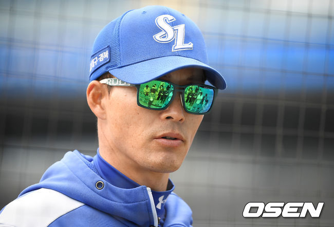 5일 오후 대구 삼성라이온즈파크에서 '2020 신한은행 SOL KBO리그' 개막전 삼성 라이온즈와 NC 다이노스의 경기가 열린다.경기에 앞서 진행된 훈련시간때 삼성 허삼영 감독이 인터뷰를 하고 있다. /youngrae@osen.co.kr