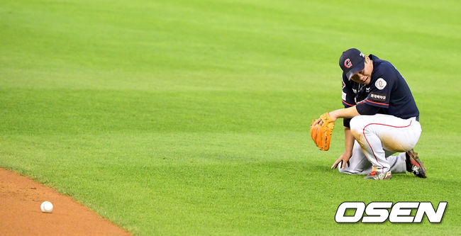 3회말 무사에서 롯데 안치홍이 LG 정근우의 2루땅볼에 실책을 범하며 아쉬워하고 있다. /jpnews@osen.co.kr