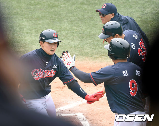 3회초 2사 2루 상황 롯데 김민수가 달아나는 좌월 투런포를 날리고 홈을 밟으며 정훈-허일과 인사를 나누고 있다. / dreamer@osen.co.kr