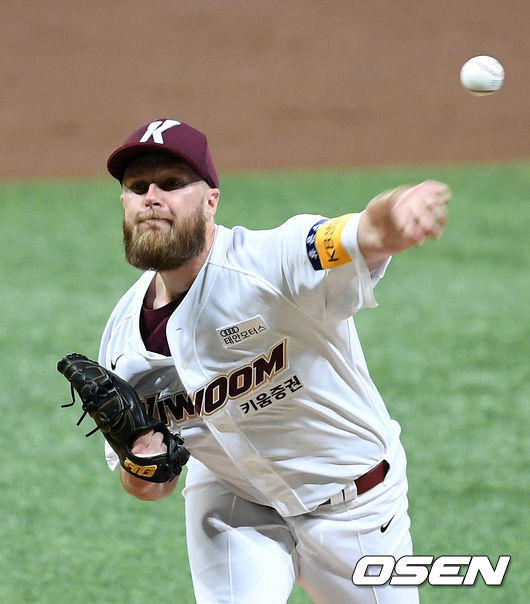 29일 오후 서울 고척스카이돔에서 2020 KBO리그 키움 히어로즈와 KT 위즈의 경기가 열렸다.1회초 무사에서 키움 선발투수 요키시가 역투하고 있다. /sunday@osen.co.kr