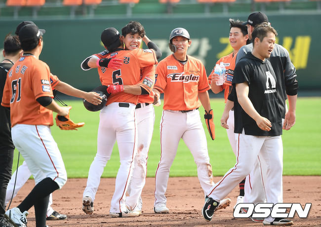 이로써 한화는 지난달 23일 창원 NC전부터 12일 대전 두산전까지 이어진 18연패에서 벗어났다. 지난 1985년 삼미가 기록한 KBO리그 역대 최다 타이 기록을 세웠지만 아시아 최초 19연패 불명예는 피했다. 끝내기 안타를 때려낸 노태형이 동료들과 기뻐하고 있다. /youngrae@osen.co.kr