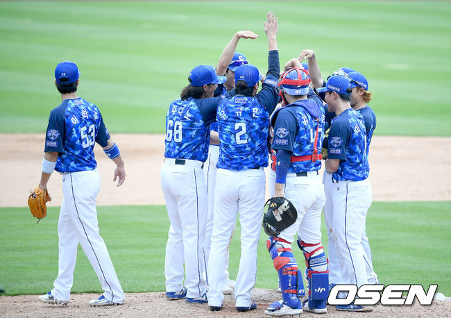 삼성이 3연승의 휘파람을 불었다. 삼성은 13일 대구삼성라이온즈파크에서 열린 KT와의 더블헤더 1차전에서 선발 데이비드 뷰캐넌의 쾌투를 앞세워 5-3으로 이겼다.뷰캐넌은 시즌 5승째를 거두며 지난달 24일 대구 두산전 이후 4연승을 질주했다. 반면 KT 선발 오드리사머 데스파이네는 2일 수원 두산전 이후 3연패 수렁에 빠졌다. 경기 종료 후 삼성 선수들이 마운드에 올라 기쁨을 나누고 있다./ksl0919@osen.co.kr