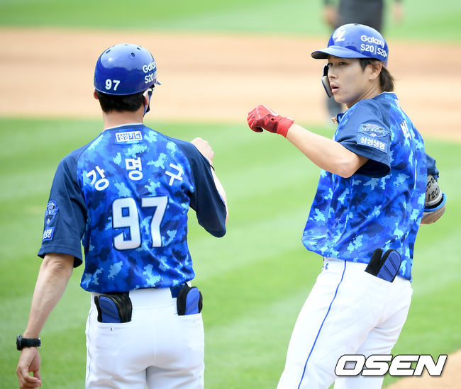 13일 대구 삼성라이온즈파크에서 ‘2020 신한은행 SOL KBO리그’ 삼성 라이온즈와 KT위즈의 더블헤더 1차전이 열렸다.5회말 2사 2루 삼성 박찬도가 1타점 적시타를 날린 뒤 강명구 코치와 하이파이브를 하고 있다./ksl0919@osen.co.kr