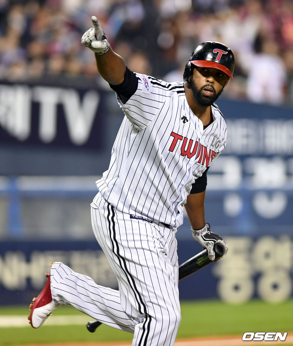 2회말 무사 페게로가 동점 솔로홈런을 치고 기뻐하고 있다. /spjj@osen.co.kr