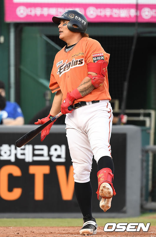 5회말 2사 만루 한화 김태균이 삼진을 당한 뒤 아쉬워하고 있다. /youngrae@osen.co.kr 