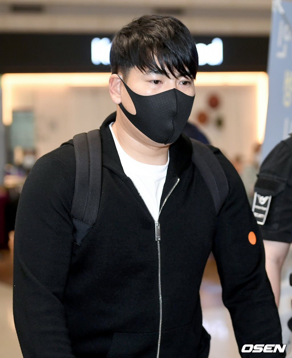 5일 오후 강정호가 미국에서 인천국제공항을 통해 입국했다.과거 음주운전, 뺑소니로 ‘삼진 아웃제’가 적용된 강정호는 메이저리그 재도전을 접고 KBO리그 복귀를 희망하는 임의탈퇴 복귀 신청서를 제출했다. 지난달 25일 한국야구위원회(KBO) 상벌위원회에서 유기실격 1년, 봉사활동 300시간 징계를 받았다.강정호가 공항을 빠져나가고 있다./ksl0919@osen.co.kr