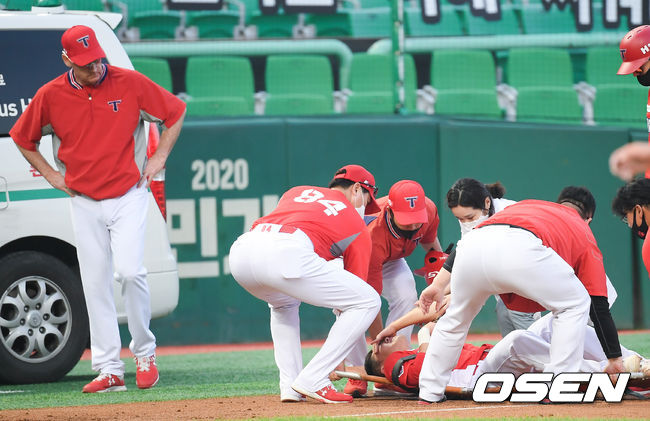 지난 14일 문학경기에서 기아 유민상의 안타때 1루 주자 류지혁이 주루 과정에서 부상 당해 들것에 실려나가고 있다.  / soul1014@osen.co.kr