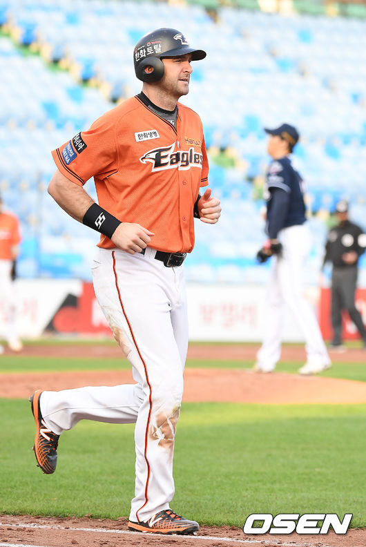 5회말 2사 만루 한화 호잉이 밀어내기 볼넷으로 출루하고 있다. /youngrae@osen.co.kr 