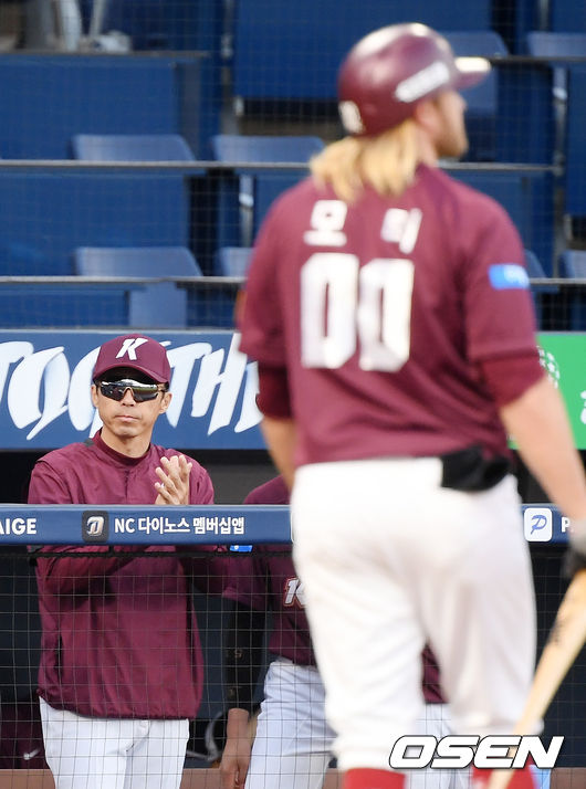 2회초 무사 주자 1,3루 키움 모터가 타석에서 삼진아웃을 당한 후 덕아웃으로 들어올때 키움 손혁 감독이 박수를 보내고 있다. / rumi@osen.co.kr