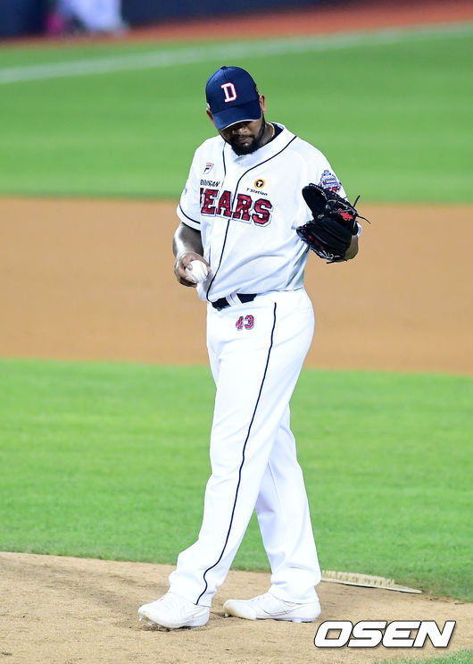 6회초 1사 3루에서 두산 알칸타라가 삼성 살라디노에 사구를 허용하며 마인함을 표하고 있다. /jpnews@osen.co.kr