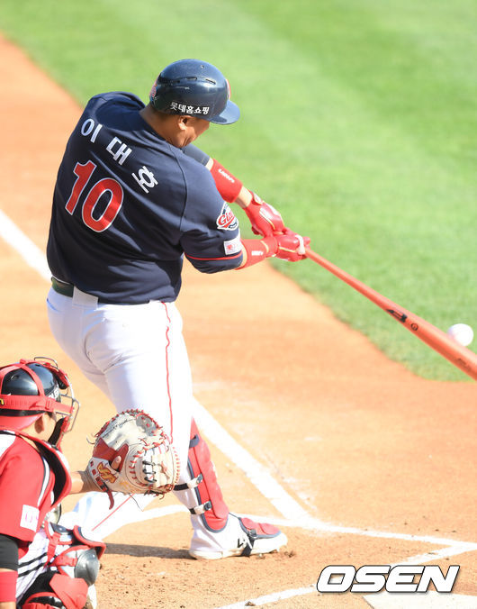 1회초 2사 1루 롯데 이대호가 좌월 투런 홈런을 때려내고 있다. /cej@osen.co.kr