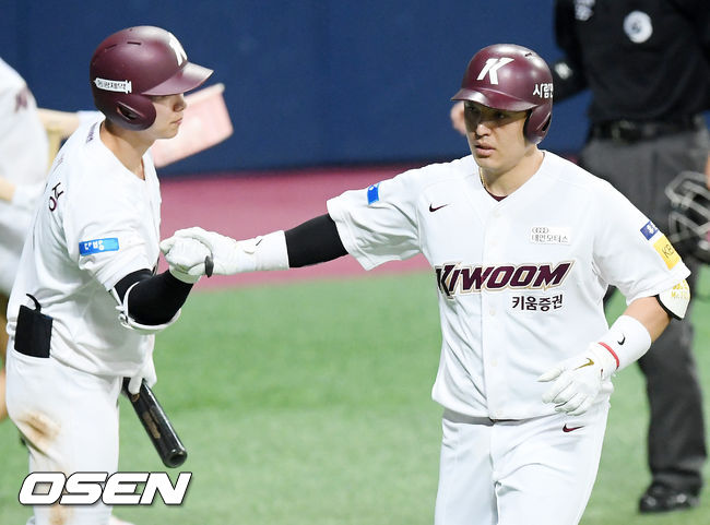 2회말 1사 키움 박동원이 좌중월 솔로 홈런을 날린 후 홈을 밟고 있다./ rumi@osen.co.kr