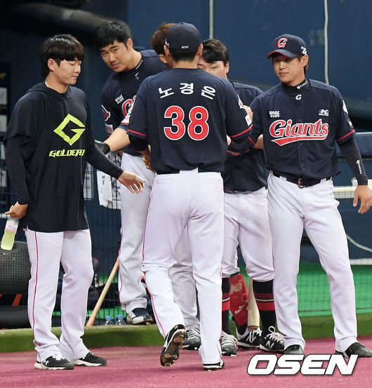 16일 오후 서울 고척스카이돔에서 ‘2020 신한은행 SOL KBO리그’ 키움 히어로즈와 롯데 자이언츠의 경기가 열렸다.6회말을 마친 롯데 선발 노경은이 덕아웃으로 들어가며 동료들의 축하를 받고 있다./ rumi@osen.co.kr