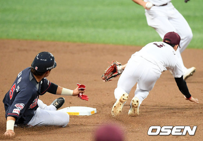 2회초 1사 주자 1,2루 롯데 배성근 삼진때 이중도루때 키움 박동원 실책을 틈타 도루에 성공하고 있다./ rumi@osen.co.kr