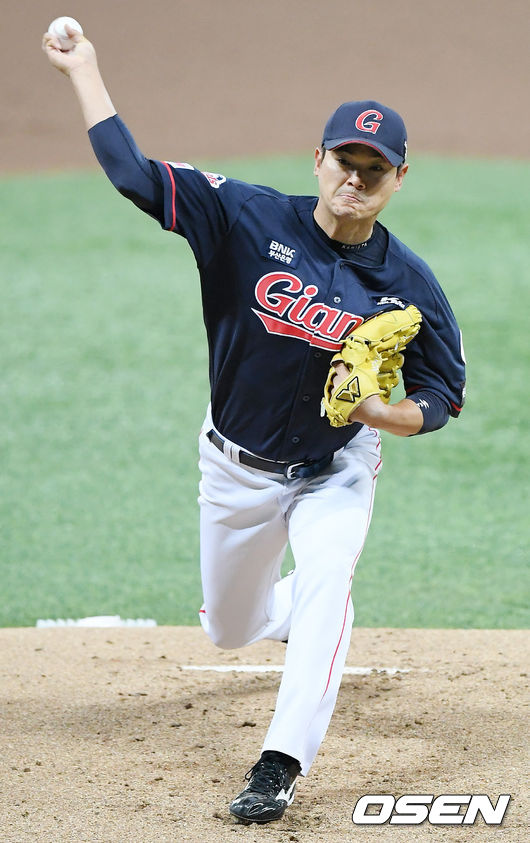 롯데 선발 노경은이 힘차게 공을 뿌리고 있다./ rumi@osen.co.kr