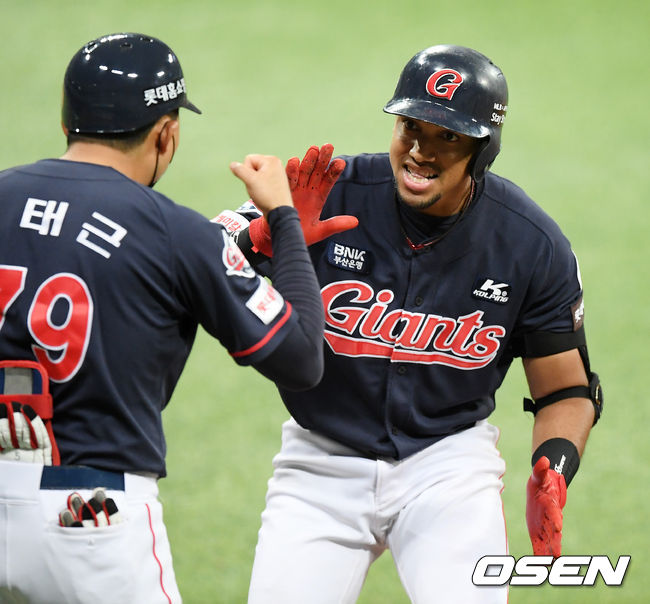 8회초 1사 주자 1,2루 롯데 마차도가 좌익수 왼쪽 1타점 적시타를 날린 후 1루에서 기뻐하고 있다./ rumi@osen.co.kr