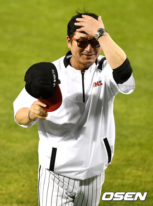 승리를 거둔 LG 류중일 감독이 선수들과 인사한 뒤 미소지으며 그라운드를 나서고 있다. / dreamer@osen.co.kr