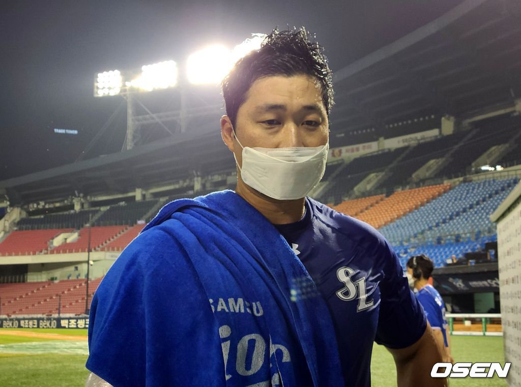 경기 후 취재진과 인터뷰를 하는 오승환 / bellstop@osen.co.kr