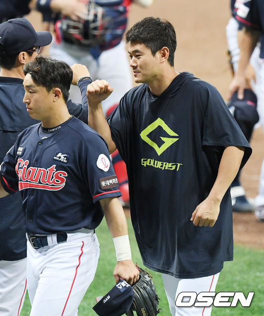 경기를 마치고 롯데 승리투수 노경은이 허문회 감독과 팔꿈치 하이파이브를 하고 있다./ rumi@osen.co.kr