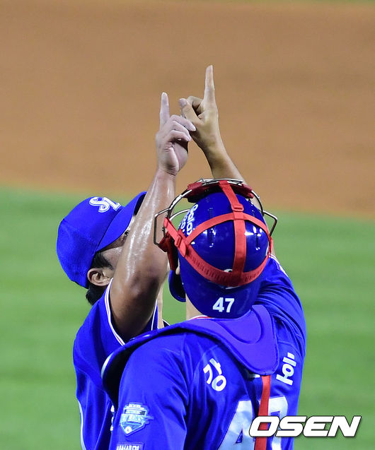 경기를 마치고 삼성 오승환이 강민호와 세리머니를 하고 있다. /jpnews@osen.co.kr